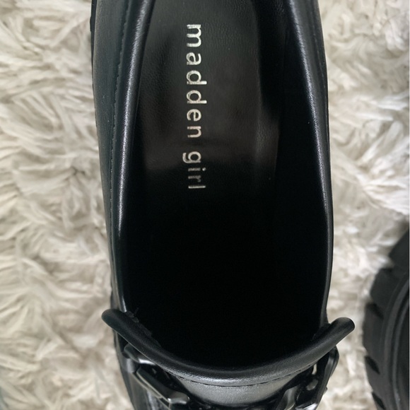 NEW, NEVER WORN Steve Madden platform loafer with black buckle embellishment - Picture 4 of 8